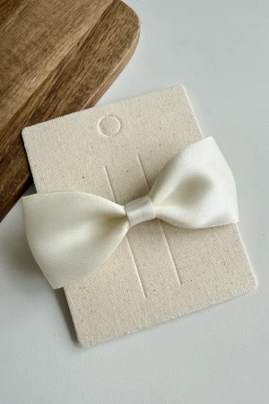 Fiocco bianco su cartoncino, ideale per bambina, in materiale delicato.