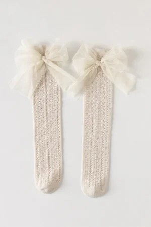 Chaussettes écru pour fille avec nœuds en tulle en haut et motif délicat.