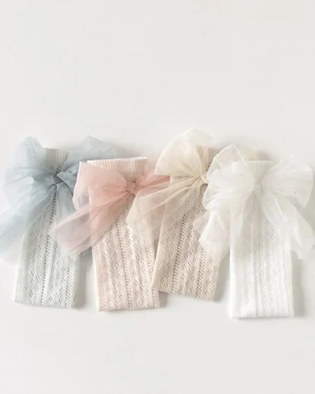 Calzini da bambina azzurri, rosa e bianchi con delicati fiocchetti.