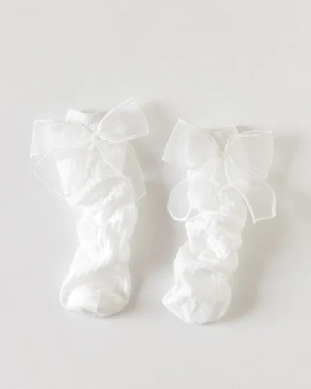 Calcetines blancos para niña con un delicado lazo.