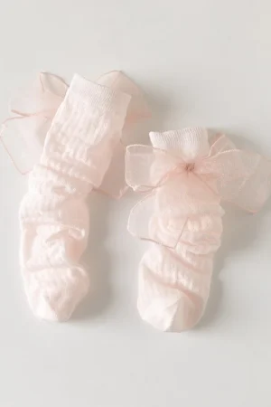 Hellrosa Socken mit Tüllschleifen für Mädchen, weich und zart.