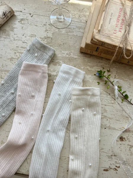 Calcetines para niña en gris, rosa y blanco, acanalados y decorados con perlitas.