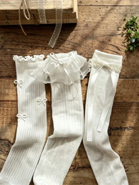 Calcetines blancos para niña con encaje y lazos, varios diseños y largos.