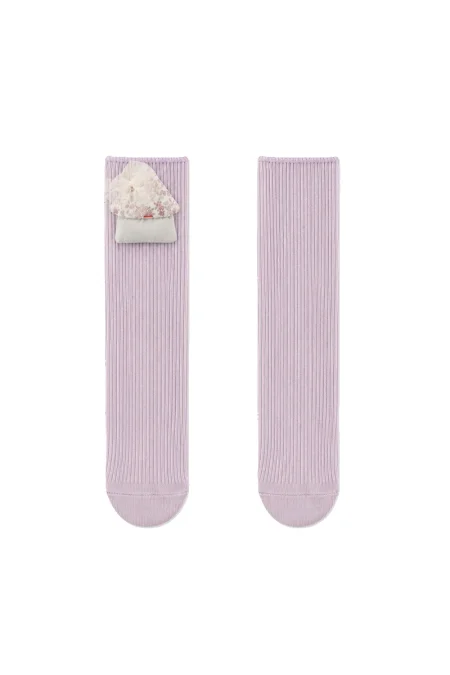 Chaussettes pour fille couleur lavande avec détail en dentelle.