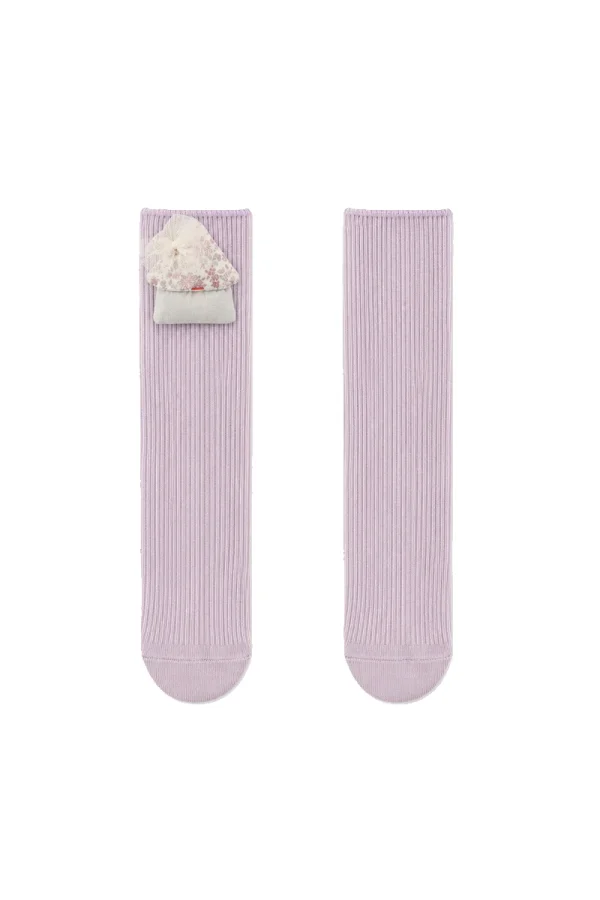 Chaussettes pour fille couleur lavande avec détail en dentelle.