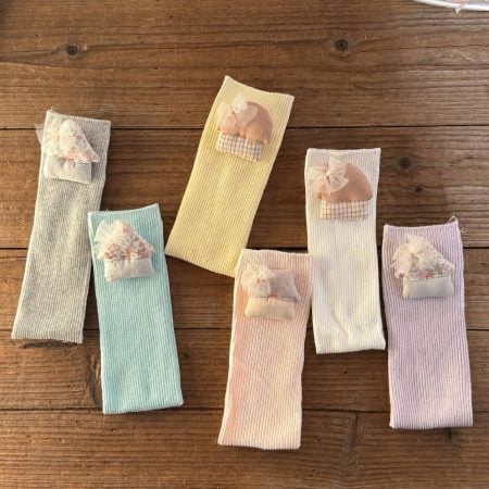 Podkolanówki dla dziewczynki w pastelowych kolorach z aplikacją domku 3D i ozdobną kokardką.