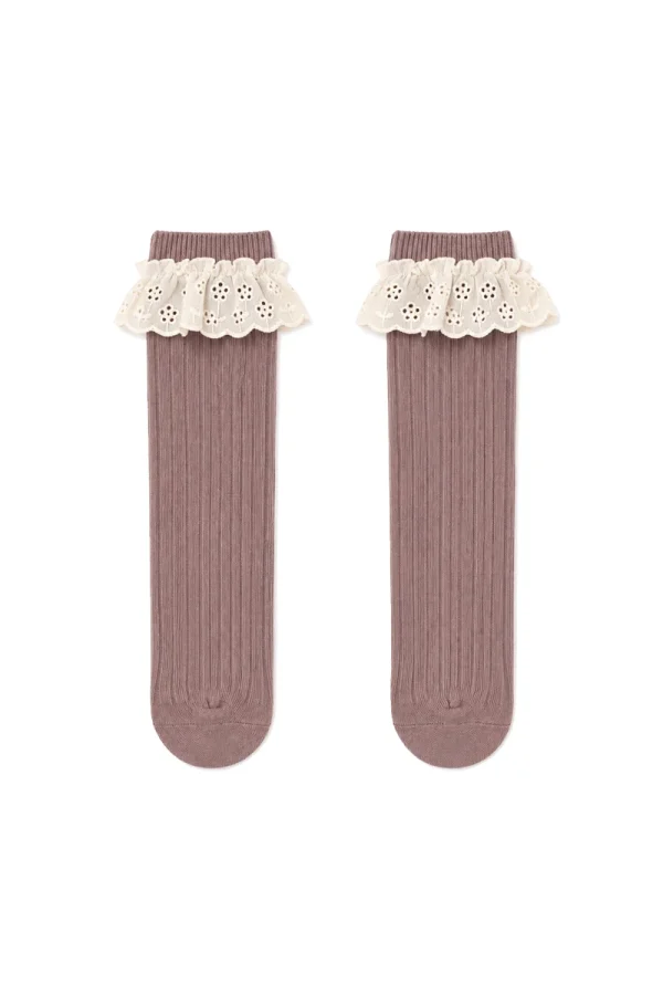 Calcetines morados para niña con acabado de encaje en la parte superior.