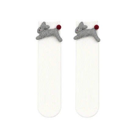 Chaussettes blanches pour fille avec lapin 3D rayé et pompon rouge.