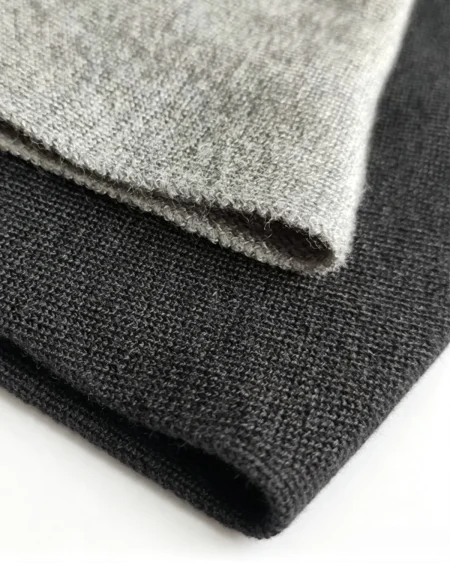 Grey knit fabric and black fabric, ideal for girls, soft and pleasant to the touch. Available sizes: 104/110, 110/116, 122/128, 134, 140