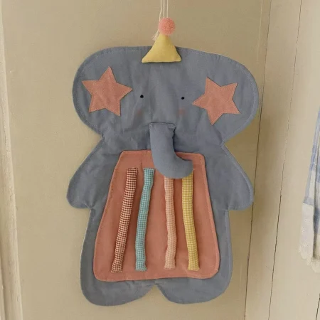 Panneau en forme d’éléphant pour fille, bleu, avec étoiles roses et appliqués colorés.