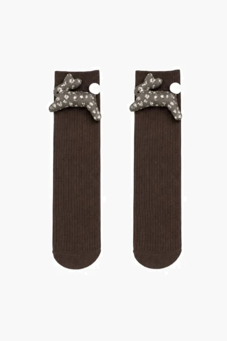 Chaussettes marron pour fille avec lapin 3D et motif floral.