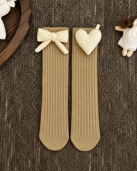 Chaussettes beiges pour fille avec nœud latéral et cœur 3D, à motif côtelé.