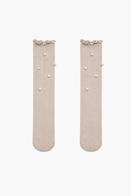 Chaussettes beiges pour fille à volants et perles, texture côtelée.
