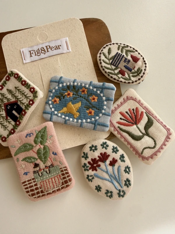 Set of embroidered patches in various colours and floral designs for a girl. Available sizes: 34, M